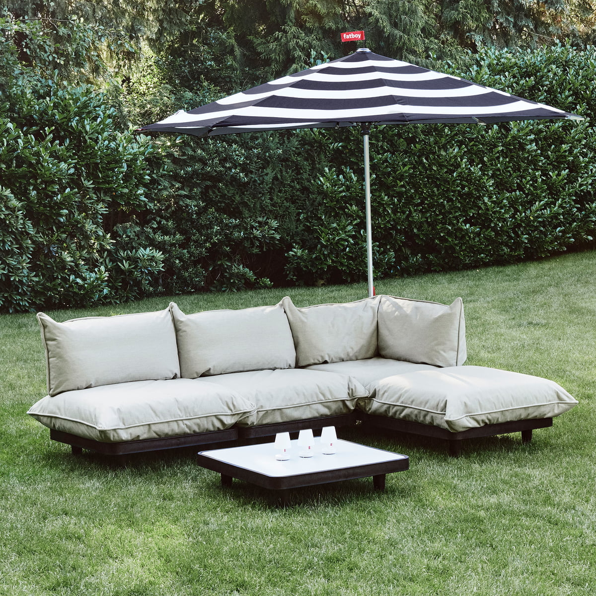 Fatboy Paletti Outdoor Sofa and Stripesol Parasol Fatboy Paletti Outdoor Sofa and Stripesol Parasol