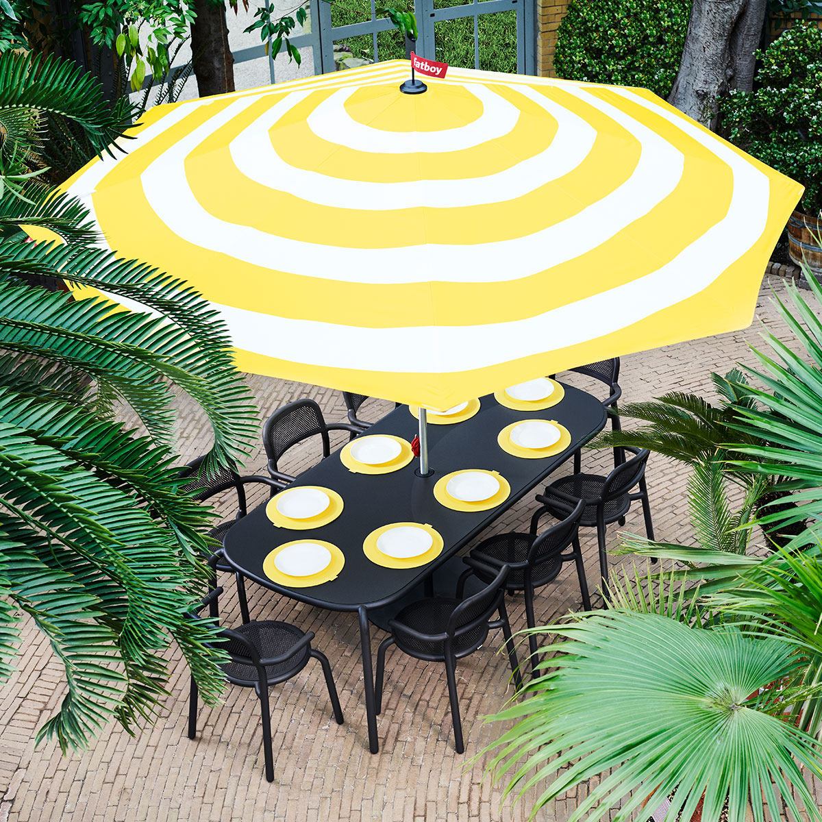 Fatboy Stripesol Parasol and Toni Table & Chairs Fatboy Stripesol Parasol and Toni Table & Chairs